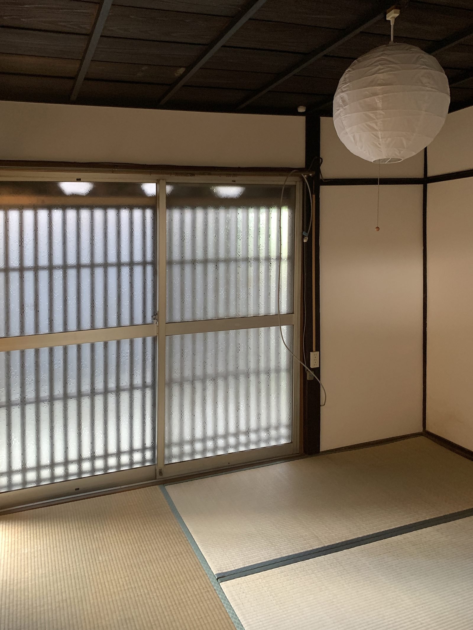 Original tatami room with frosted glass windows