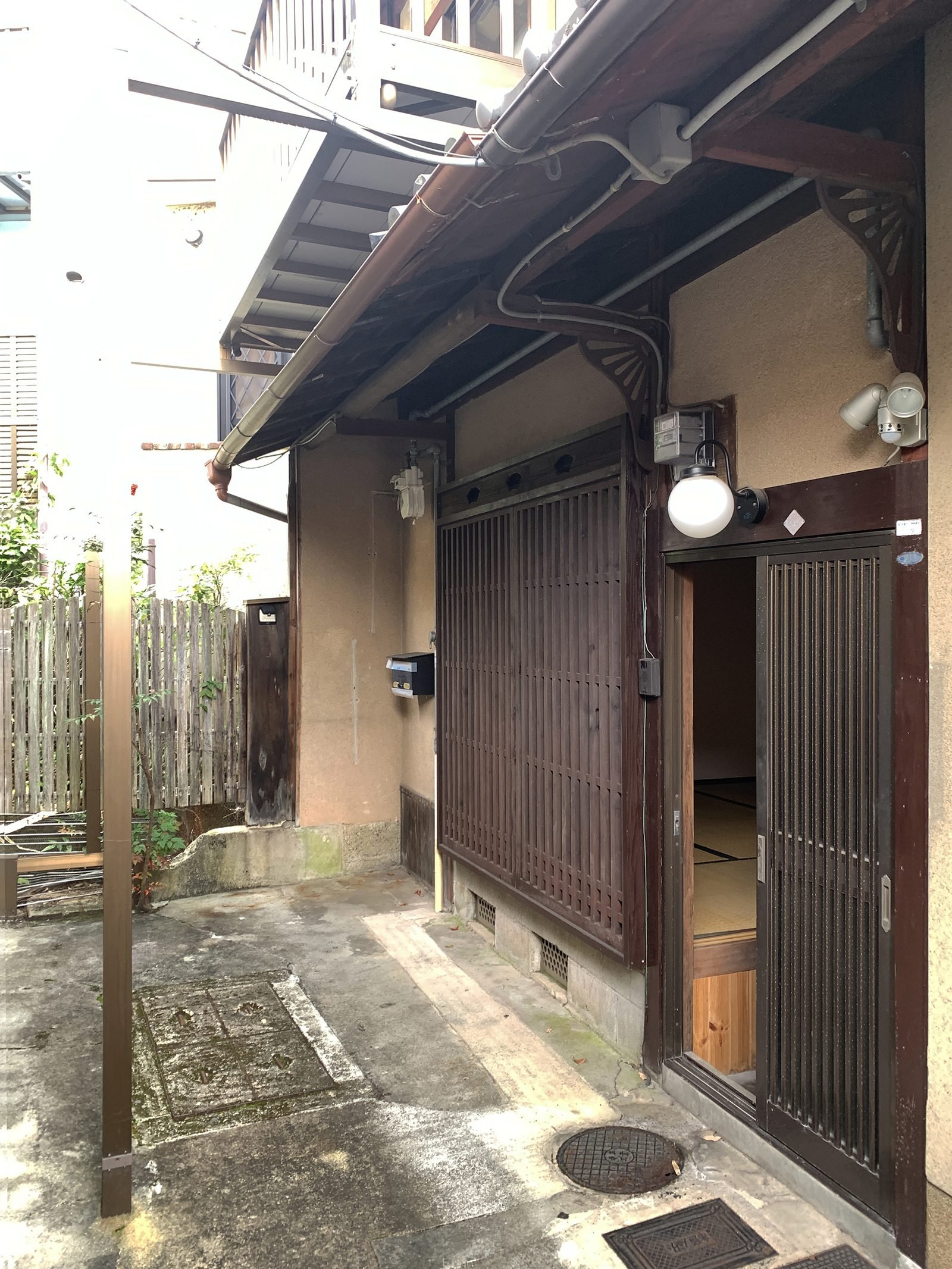 Original exterior entry with kōshi lattice doors
